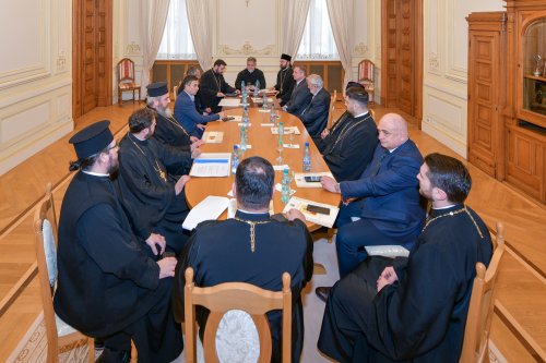 Membrii Adunării eparhiale a Arhiepiscopiei Bucureștilor reuniți în ședință anuală de lucru Poza 285985