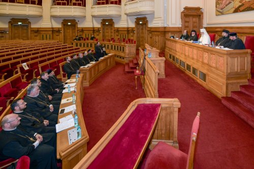 Membrii Adunării eparhiale a Arhiepiscopiei Bucureștilor reuniți în ședință anuală de lucru Poza 285987