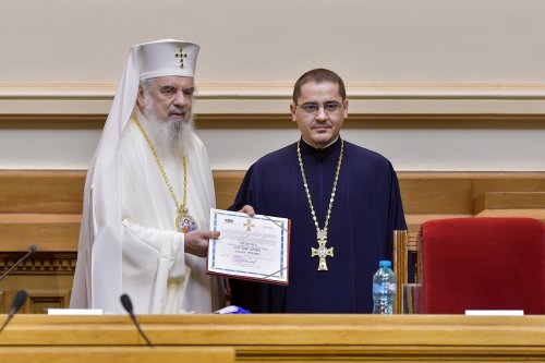 Membrii Adunării eparhiale a Arhiepiscopiei Bucureștilor reuniți în ședință anuală de lucru Poza 285995