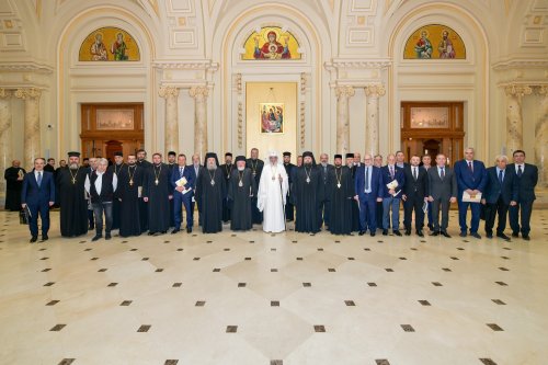 Membrii Adunării eparhiale a Arhiepiscopiei Bucureștilor reuniți în ședință anuală de lucru Poza 285996