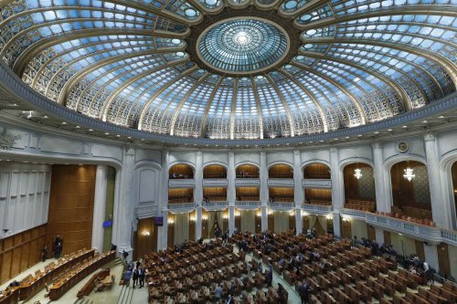 Parlamentul a declarat anul 2025 drept Anul Centenar al Patriarhiei Române Poza 286655