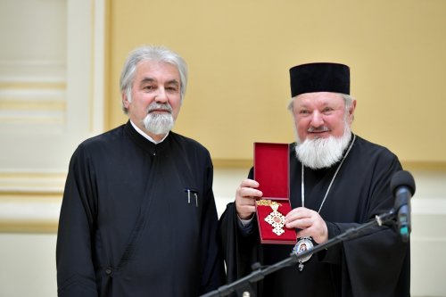 „Crucea Patriarhală” pentru părintele consilier Michael Tița Poza 288086