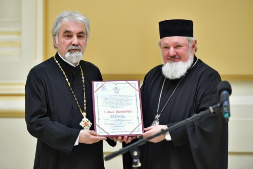 „Crucea Patriarhală” pentru părintele consilier Michael Tița Poza 288088