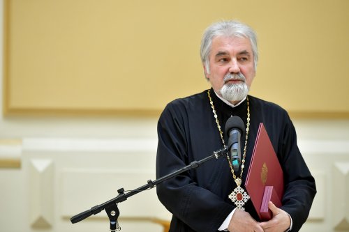 „Crucea Patriarhală” pentru părintele consilier Michael Tița Poza 288090