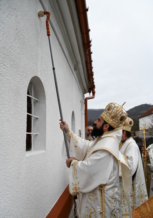 Biserica din satul hunedorean Cozia a fost resfințită Poza 288474
