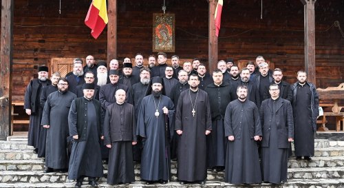 Conferințe ale preoților din protopopiatele Petroșani și Hațeg Poza 288712