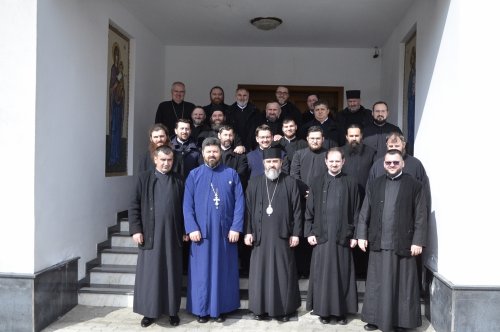 Conferințe ale preoților din protopopiatele Petroșani și Hațeg Poza 288713