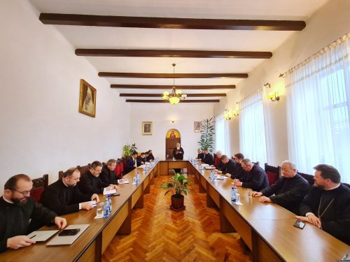 Ședință semestrială cu părinții protopopi  și membrii CAR din Eparhia Clujului Poza 288784