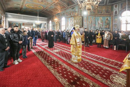 Țesătură tradițională oferită Arhiepiscopului Buzăului și Vrancei  Poza 288972