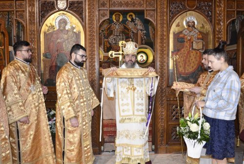 Slujirile ierarhilor hunedoreni în Duminica Izgonirii lui Adam din Rai Poza 289103