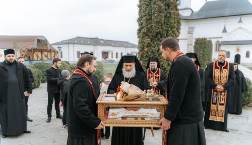 Veșmântul Sfintei Parascheva oferit parohiei băcăuane Hârja Poza 289216