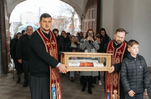 Veșmântul Sfintei Parascheva oferit parohiei băcăuane Hârja Poza 289218