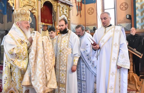 Slujire arhierească la Biserica „Sfânta Treime” din Teaca, Bistriţa-Năsăud Poza 289598