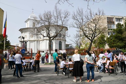 Episcopul Giurgiului la „biserica tinerilor” Poza 290453