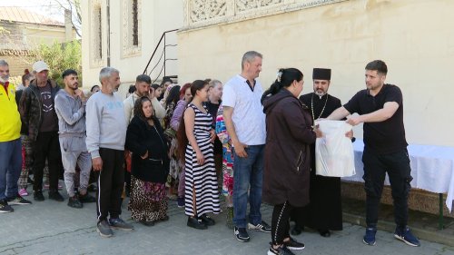 Parohia Mărcuța a oferit daruri de Ziua internațională a romilor Poza 291221