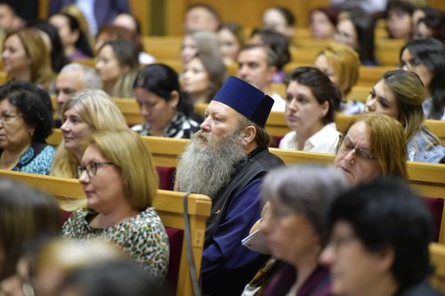 Conferința „Credință și știință - izvor de sănătate” la Palatul Patriarhiei Poza 291353