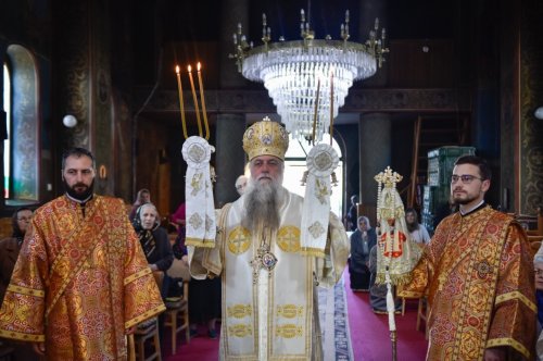 Arhiepiscopul Râmnicului a slujit în Parohia Troianu Poza 292043