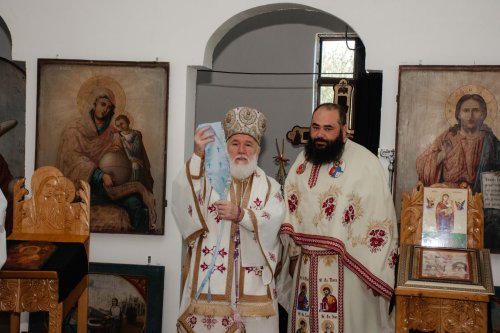 Slujire arhierească la biserica din Măgurele, județul Tulcea Poza 292392