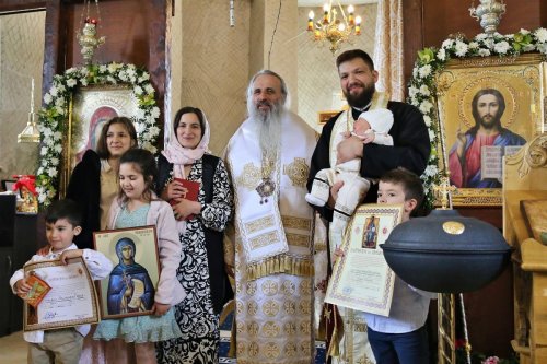 Liturghie și botez săvârșite de Mitropolitul Moldovei și Bucovinei în Parohia Curagău Poza 292867