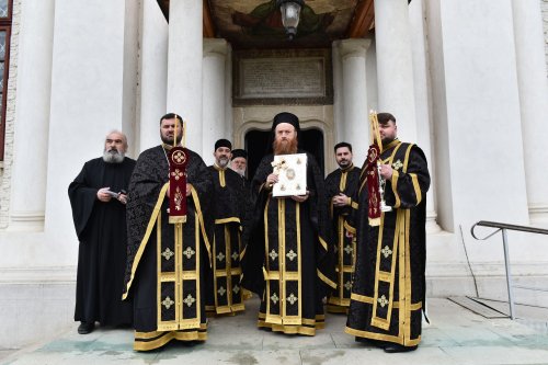 Rugăciune de laudă adusă Mucenicului Gheorghe la Mănăstirea Cernica Poza 292984