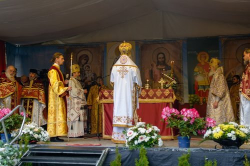 Sărbătoarea Sfântului Gheorghe a reunit în rugăciune sute de botoșăneni Poza 293088