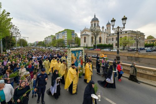 Sclipirile Luminii: Pelerinajul de Florii în Capitală, imagini din 2019 şi 2022 Poza 293338