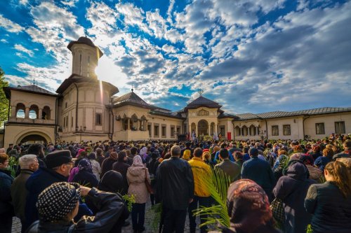 Sclipirile Luminii: Pelerinajul de Florii în Capitală, imagini din 2019 şi 2022 Poza 293339