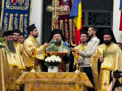 Preoţi şi credincioşi în procesiune pe străzile din Ploiești Poza 293498