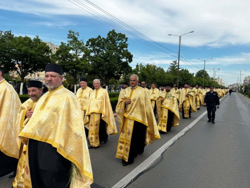 Preoţi şi credincioşi în procesiune pe străzile din Ploiești Poza 293501