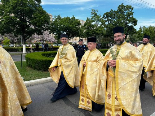 Preoţi şi credincioşi în procesiune pe străzile din Ploiești Poza 293503