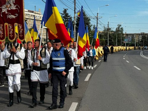 Preoţi şi credincioşi în procesiune pe străzile din Ploiești Poza 293504