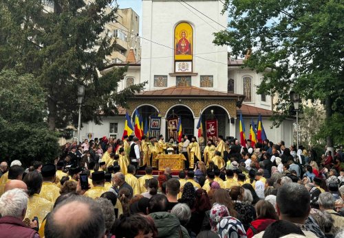 Preoţi şi credincioşi în procesiune pe străzile din Ploiești Poza 293694