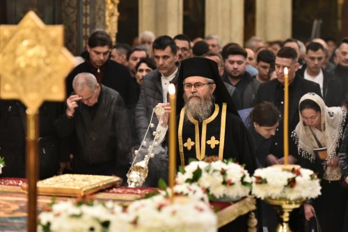 Prohodul Domnului cântat de bucureșteni la Catedrala Patriarhală Poza 294256