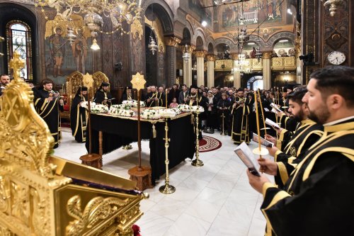 Prohodul Domnului cântat de bucureșteni la Catedrala Patriarhală Poza 294266