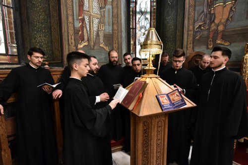 Prohodul Domnului cântat de bucureșteni la Catedrala Patriarhală Poza 294267