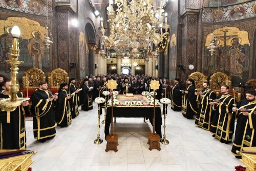 Prohodul Domnului cântat de bucureșteni la Catedrala Patriarhală Poza 294271