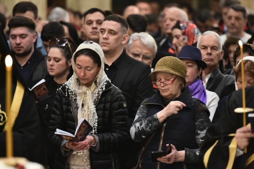 Prohodul Domnului cântat de bucureșteni la Catedrala Patriarhală Poza 294278