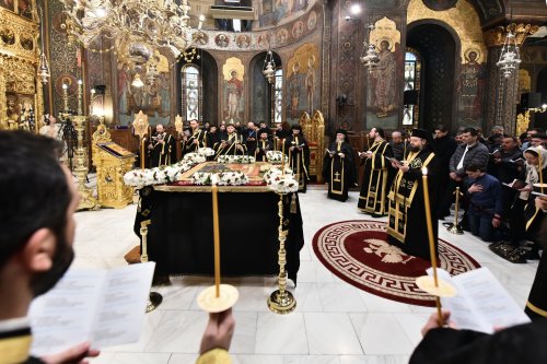 Prohodul Domnului cântat de bucureșteni la Catedrala Patriarhală Poza 294280