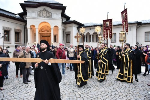 Prohodul Domnului cântat de bucureșteni la Catedrala Patriarhală Poza 294283