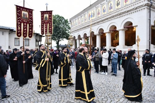 Prohodul Domnului cântat de bucureșteni la Catedrala Patriarhală Poza 294284