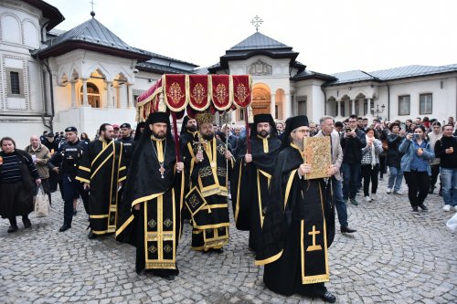 Prohodul Domnului cântat de bucureșteni la Catedrala Patriarhală Poza 294286