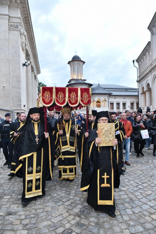 Prohodul Domnului cântat de bucureșteni la Catedrala Patriarhală Poza 294287