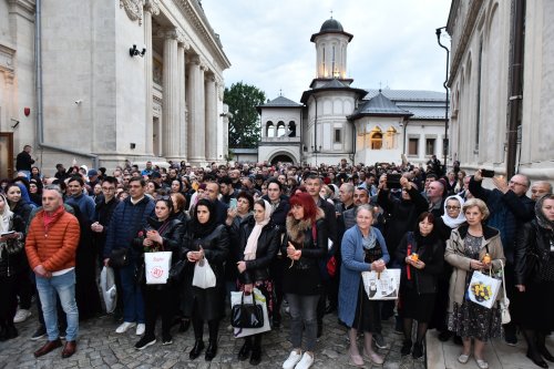 Prohodul Domnului cântat de bucureșteni la Catedrala Patriarhală Poza 294288