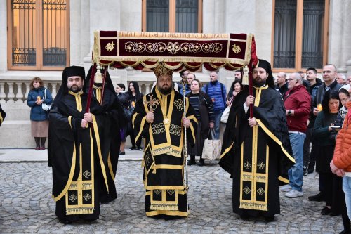 Prohodul Domnului cântat de bucureșteni la Catedrala Patriarhală Poza 294289