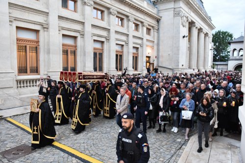 Prohodul Domnului cântat de bucureșteni la Catedrala Patriarhală Poza 294290