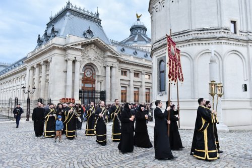 Prohodul Domnului cântat de bucureșteni la Catedrala Patriarhală Poza 294291