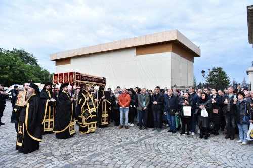 Prohodul Domnului cântat de bucureșteni la Catedrala Patriarhală Poza 294292