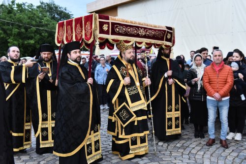 Prohodul Domnului cântat de bucureșteni la Catedrala Patriarhală Poza 294296