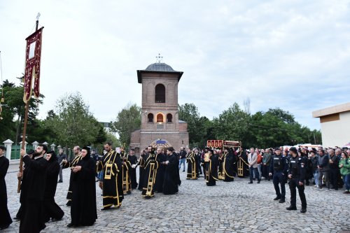 Prohodul Domnului cântat de bucureșteni la Catedrala Patriarhală Poza 294297