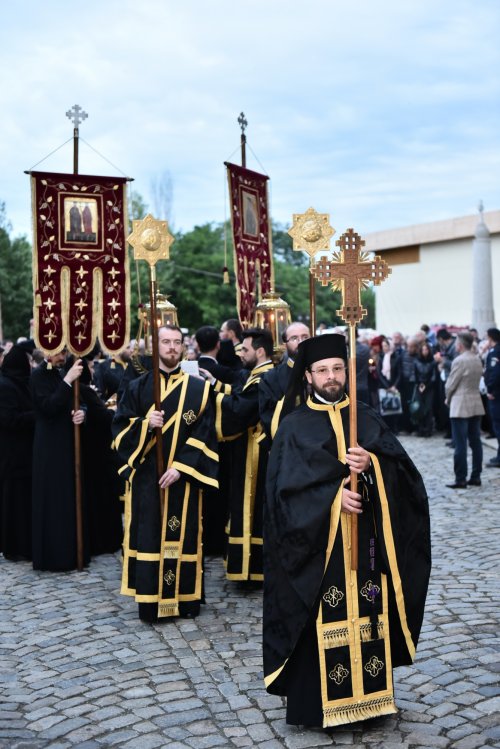 Prohodul Domnului cântat de bucureșteni la Catedrala Patriarhală Poza 294299